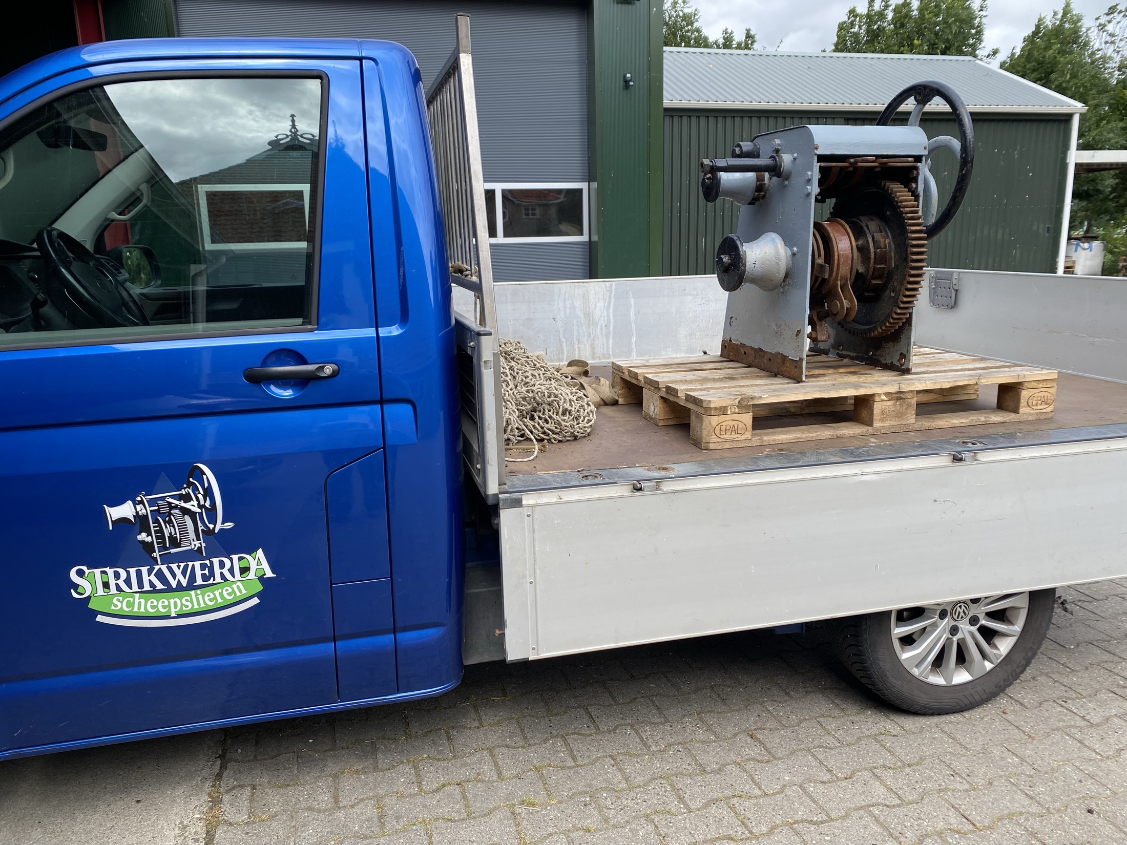 Transport van een lier voor restauratie bij Strikwerda Scheepslieren