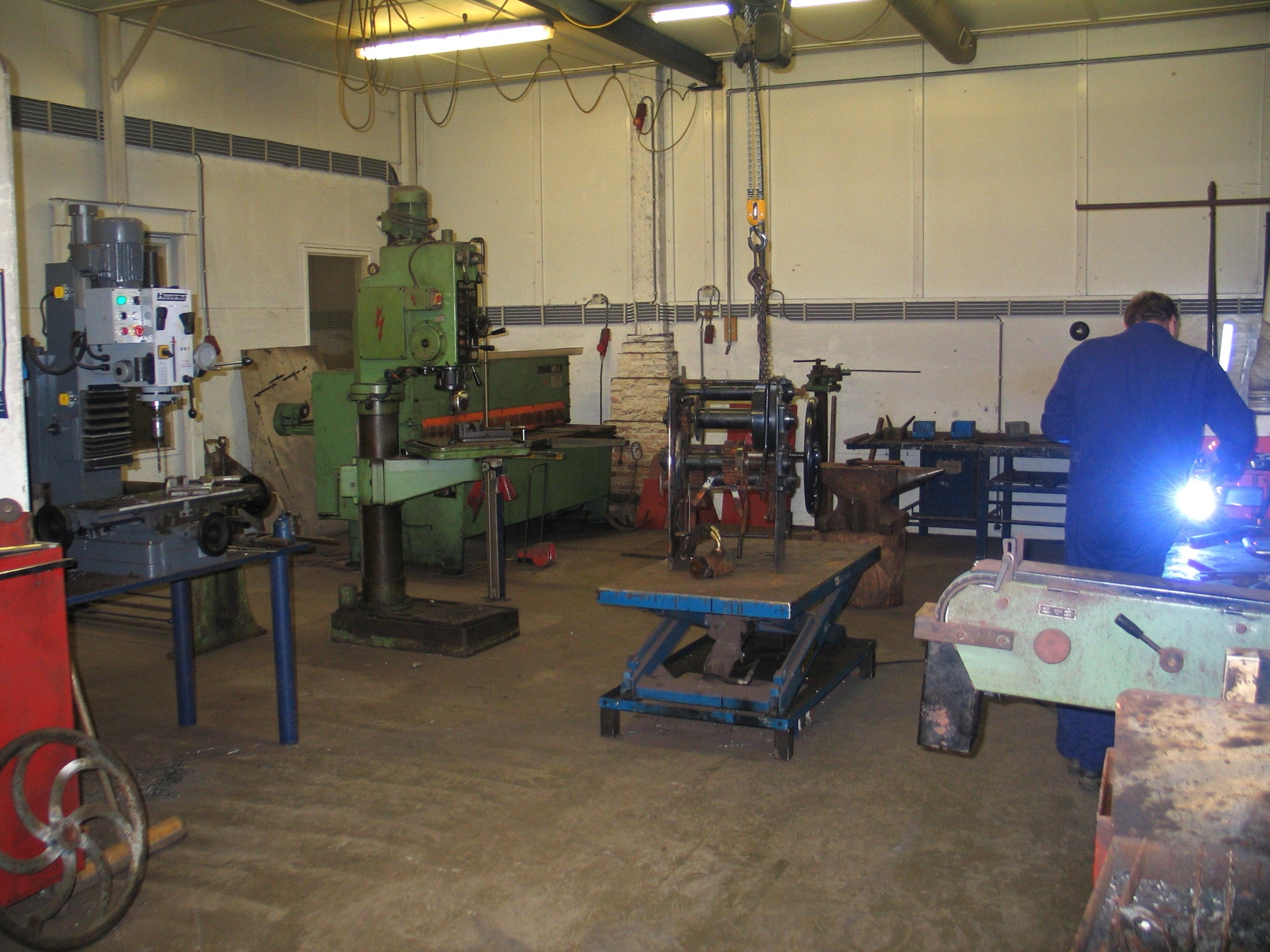 Reparatie van een scheepslier in de Strikwerda werkplaats
