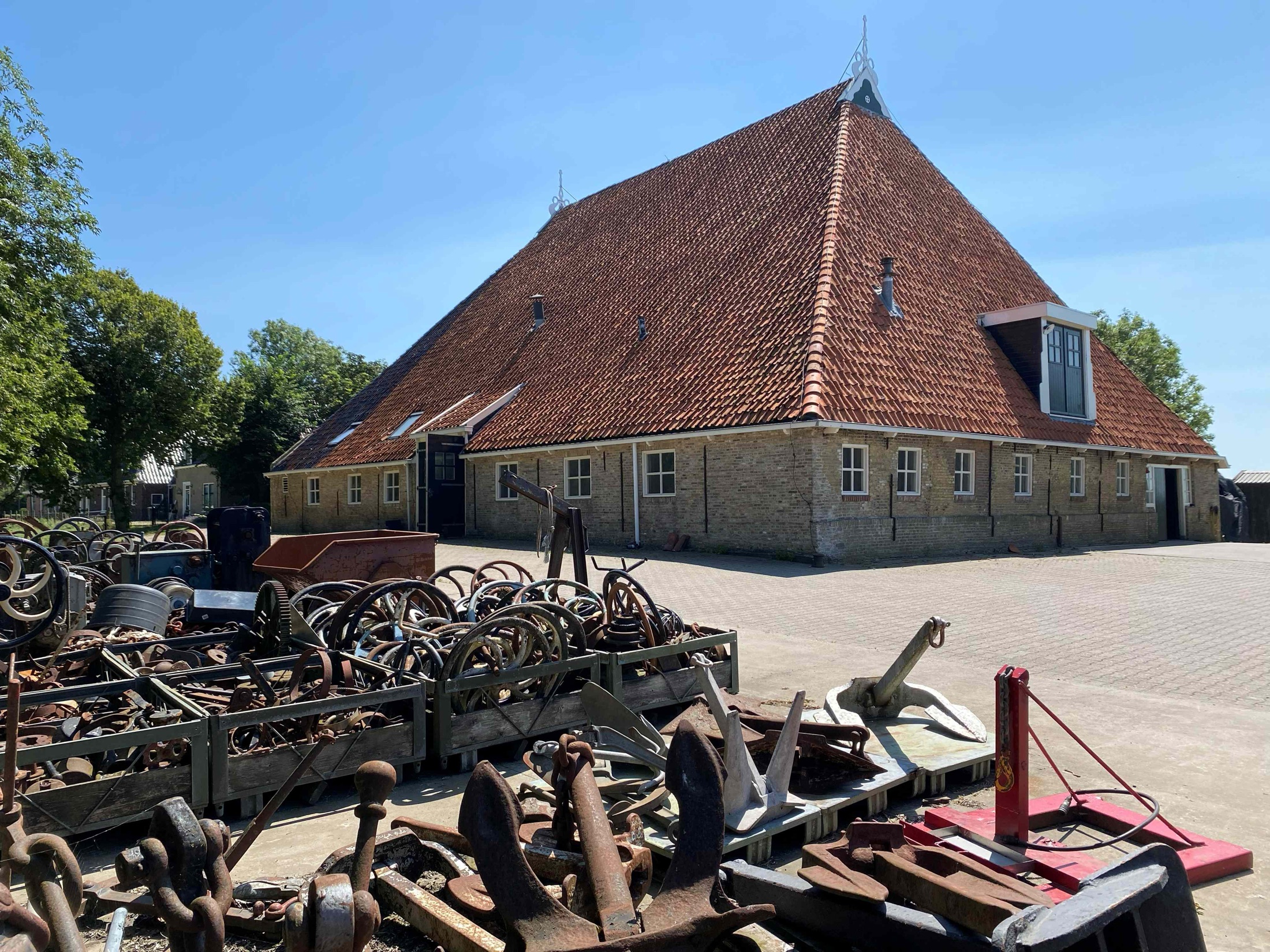 Erf van de Strikwerda Lieren boerderij met gebruikte lieren en ankers